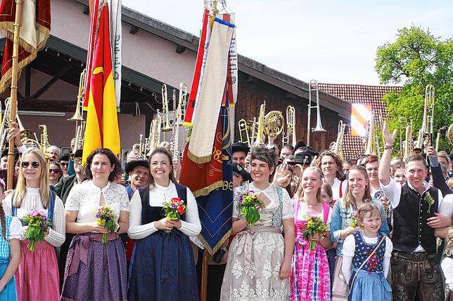 Bild 4: Gute Stimmung beim Jubiläumsumzug des Musikvereins Liggersdorf im Rahmen des Bezirksmusikfestes
