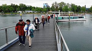 Am Landungssteg: Die Senioren verlassen wieder das Schiff, links vorne der 92-jährige ehemalige Schiffskapitän Anton Homann, der noch ...