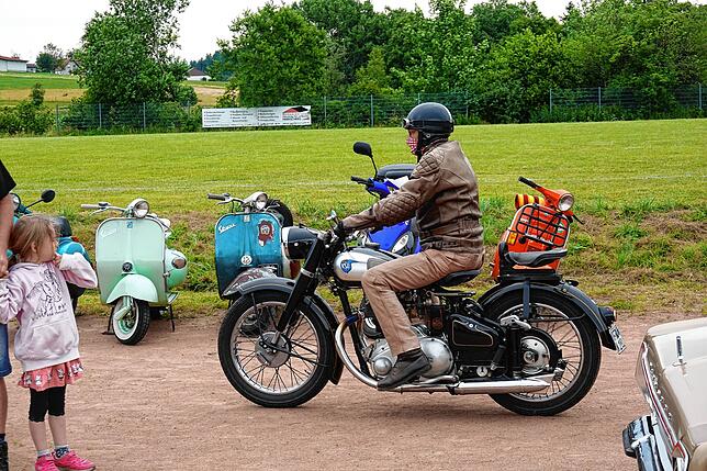 Bild 25: Hotzenwald: Oldtimer-Treffen mit Live-Musik