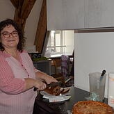 Maria Stump in der neuen Küche unterm Dach der Mittleren Kaplanei.