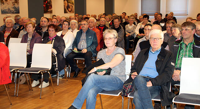 Viele Bürgerinnen und Bürger informieren sich in der Blumberger Stadthalle, wie es mit der Gemeinschaftsantennenanlage weitergeht.