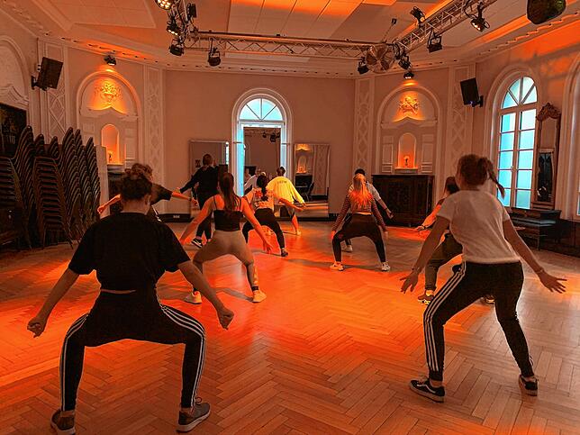 Als Tanzen noch in der Gruppe Spaß machte: ein Rückblick auf den Übungsbetrieb der Tanzschule evenTanz.
