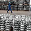 Magnesium-Radnaben für Elektroautos stehen in einer Werkstatt der Dongfeng Magnesium Co., Ltd. in Shenmu City in der Provinz Shaanxi im ...