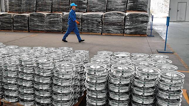 Magnesium-Radnaben für Elektroautos stehen in einer Werkstatt der Dongfeng Magnesium Co., Ltd. in Shenmu City in der Provinz Shaanxi im ...