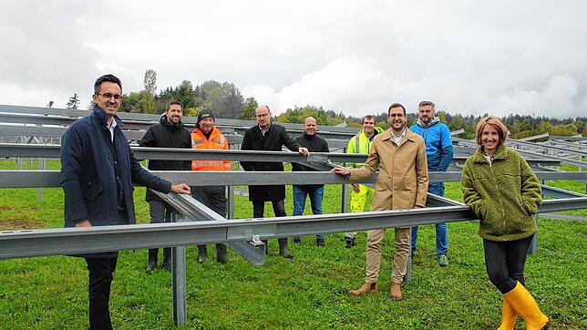 Robert Roth (Stadtwerke), Jochen Stein (Leiter Stadtwerke Stockach), Landwirt und Gesellschafter Andreas Deyer, Bene Mülller (Vorstand ...