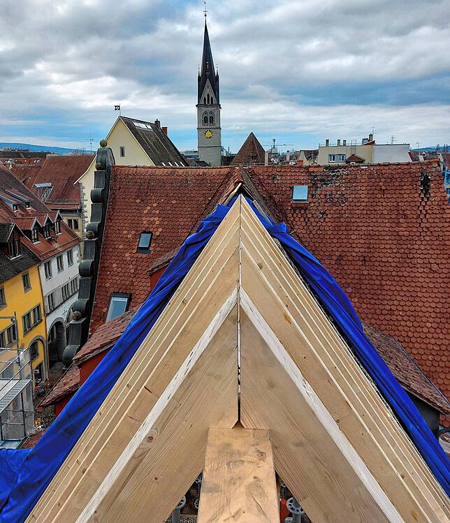 Der rekonstruierte Dachfirst passt genau an die noch vorhandene Altsubstanz.