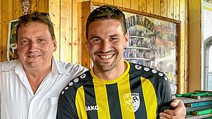 Florian Haselbacher wurde von Frank Nothstein nach dem letzten Saisonspiel offiziell verabschiedet. Foto: Wilfried Dieckmann