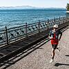 Florian Neuschwander liebt es, um Seen zu laufen. Am Bodensee hat er jetzt einen Weltrekord geknackt. Hier läuft er an der Promenade ...