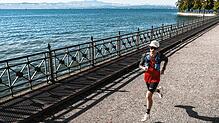 Florian Neuschwander liebt es, um Seen zu laufen. Am Bodensee hat er jetzt einen Weltrekord geknackt. Hier läuft er an der Promenade ...