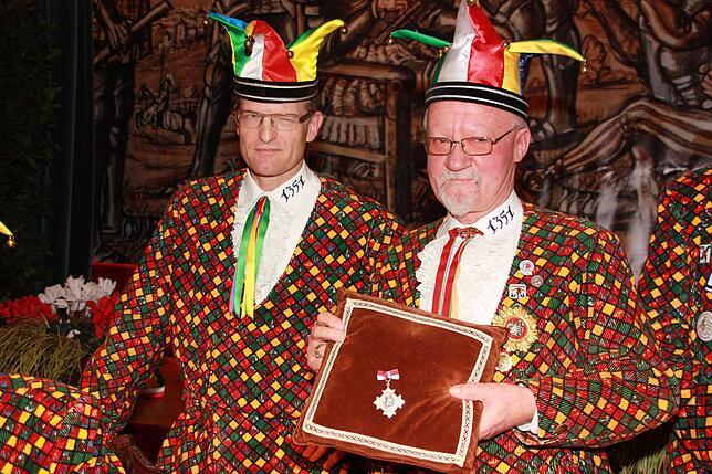 Mit einem Augenzwinkern: Der bisherige Ordensmeister Wolfgang Reuther (links) und sein Vorgänger Hans-Jörg Kaufmann präsentieren das ...