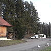 Zwischen der Forsthütte (links) und dem Hundeverein (rechtes Gebäude) soll die Schutzhütte für den Markdorfer Waldkindergarten errichtet ...