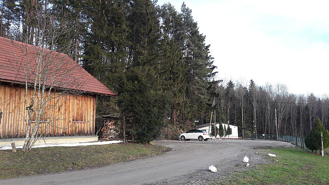 Zwischen der Forsthütte (links) und dem Hundeverein (rechtes Gebäude) soll die Schutzhütte für den Markdorfer Waldkindergarten errichtet ...