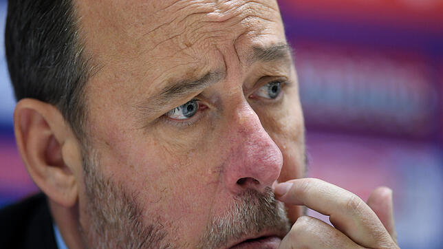 Nachdenklich: Um seine Mannschaft endlich in die Spur zu bringen, traf Schwenningens Trainer Paul Thompson gemeinsam mit der sportlichen ...
