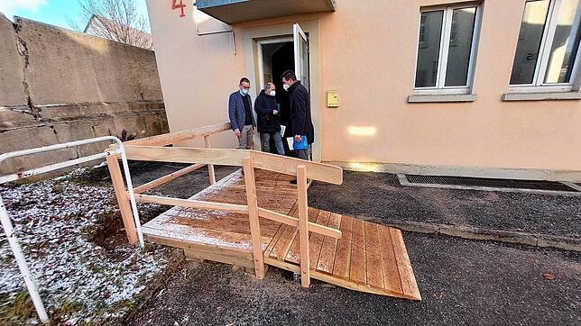 Die Technischen Dienste Donaueschingen haben auf die Schnelle extra noch einen barrierefreien Zugang gezimmert.