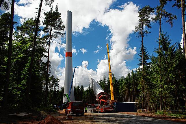 Das Unternehmen „Abo Wind“ ist spezialisiert auf das Errichten von Windenergieanlagen in Waldgebieten – wie ...