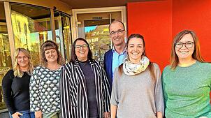 Bürgermeister Jörg Frey freut sich über Verstärkung mit Monja Schonhardt (von links), Ramona Tümer, Ina Kraus, Jennifer Hopf und Lisa ...