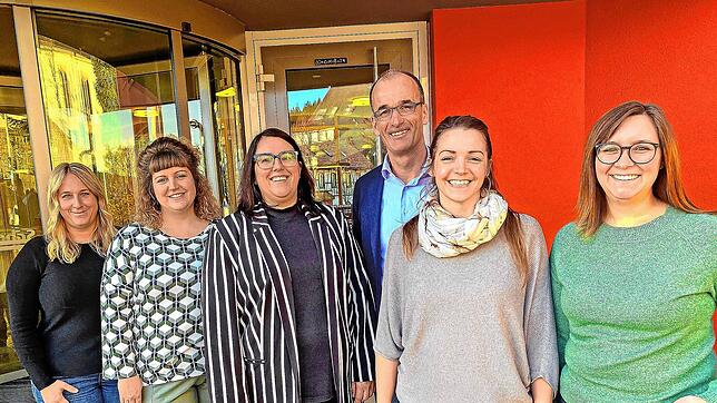Bürgermeister Jörg Frey freut sich über Verstärkung mit Monja Schonhardt (von links), Ramona Tümer, Ina Kraus, Jennifer Hopf und Lisa ...