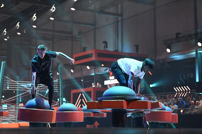 In der Trampolinshow bei RTL musste Daniel Kahn (rechts im Bild) sich mit seinem Teamkollegen Nick Single duellieren.