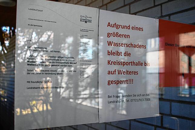 Am Eingang der Sporthalle prangt der Hinweis, dass das Gebäude aktuell nicht genutzt werden kann.
