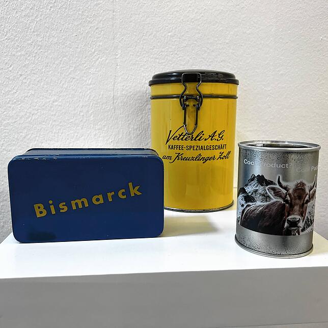 Ulrike Horn, Leiterin der Stadtbücherei Konstanz, verbindet mit der alten gelben Kaffeedose Erinnerungen an ihre Kindheit, als ihre ...