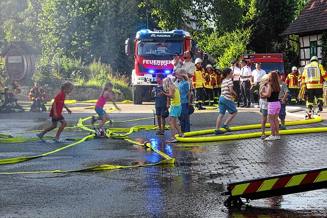 Nach der Übung durften die zahlreichen Kinder durch das Wasser springen, was sie bei den heißen Temperaturen sehr gerne gemacht haben. ...