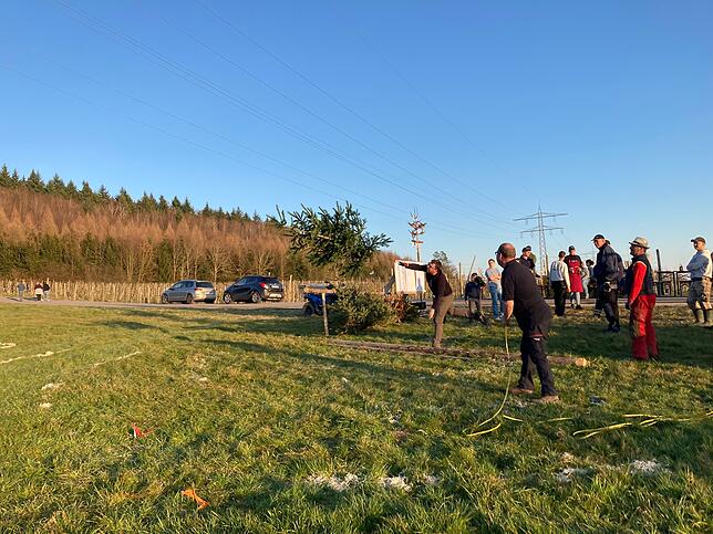 Bild 6: Weihnachtsbaum-Weitwurf in Neufrach: Die besten Bilder vom Funken-Fest!