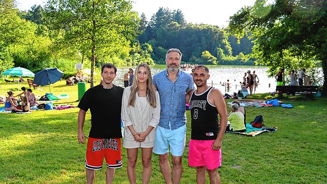 Seit Anfang Juni läuft die neue Badesaison im Güttinger Buchenseebad. Pächter Udo Sum (Zweiter von rechts) sorgt mit seinem Team für ...