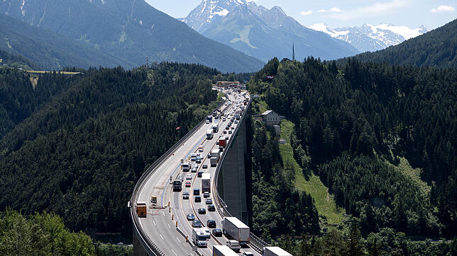 Autos und Lastwagen fahren am Brenner über die Europabrücke.