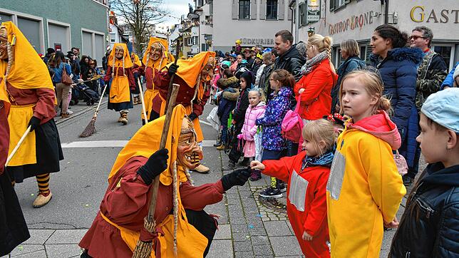 Die Umzüge leben von der Interaktion zwischen Teilnehmern und Zuschauen. Auch Abstandhalten ist hier kaum möglich. Die Zünfte warten auf ...