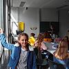 Die Sechstklässlerin Mia Metzler beim Lüften im Matheunterricht. Alle 15 bis 20 Minuten wird am Gymnasium Überlingen frische Luft in die ...