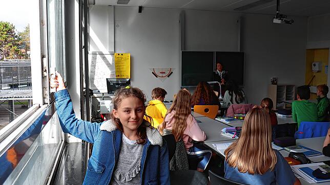 Die Sechstklässlerin Mia Metzler beim Lüften im Matheunterricht. Alle 15 bis 20 Minuten wird am Gymnasium Überlingen frische Luft in die ...