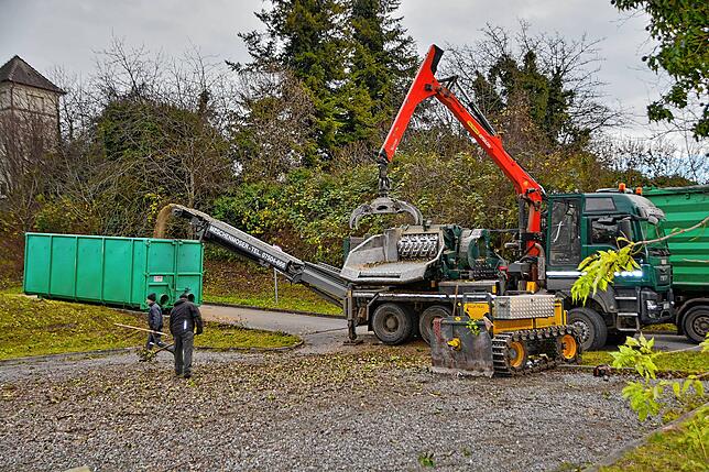 Am Parkplatz der Therme wurden die gefällten Bäume gleich gehäckselt und zum Weitertransport vorbereitet.