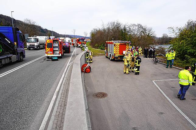 Der Lastwagenunfall beim Waldshuter Fährhaus führte zu Staus auf der Bundesstraße. Zahlreiche Einsatzfahrzeuge waren vor Ort.