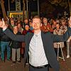 OB-Wahl-Sieger Simon Gröger vor der Ergebnis-Leinwand vor dem Milchwerk.