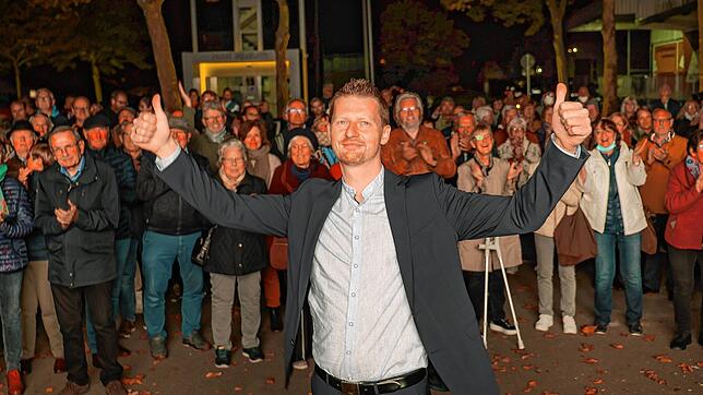 OB-Wahl-Sieger Simon Gröger vor der Ergebnis-Leinwand vor dem Milchwerk.