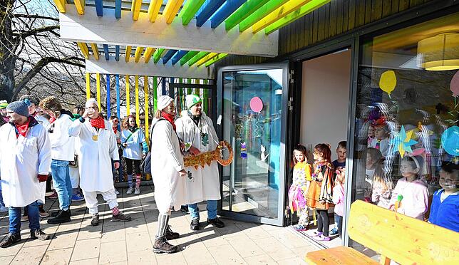 Im Kindergarten Oberlauchringen begrüßten die Räbenheimer Narren die Kinder von außen, während die Kinder drinnen bleiben mussten. ...