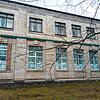 Ein Gebäude des Krankenhauses von Kobeljaki: Man bereitet sich für Kämpfe vor, die untere Fensterreihe ist bereits mit Sandsäcken gegen ...