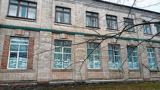 Ein Gebäude des Krankenhauses von Kobeljaki: Man bereitet sich für Kämpfe vor, die untere Fensterreihe ist bereits mit Sandsäcken gegen ...