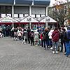 So lang oder auch länger ist die Warteschlange vor dem Tafelladen an so gut wie jedem Öffnungstag.