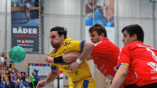 Christos Erifopoulos (links), hier im Duell mit Moritz Zörb vom TV Hüttenberg, musste mit der HSG Konstanz gestern Abend eine Niederlage ...