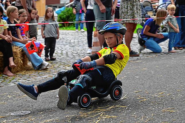 Hoch konzentriert fährt Bastian Gieracz die 200 Meter lange Rennstrecke auf seinem Bobycar hinunter. Vorbei an vielen jubelnden ...