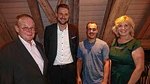 Bürgermeister Patrick Haas (2. von links) ist zufrieden. Die Bürgermeisterstellvertreter Harald Weh (von links), Patrick Moog und ...