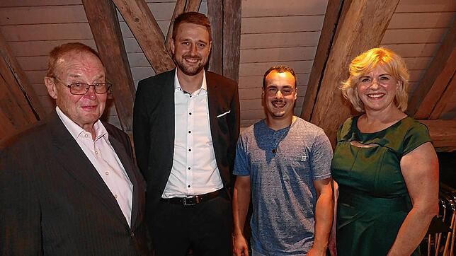 Bürgermeister Patrick Haas (2. von links) ist zufrieden. Die Bürgermeisterstellvertreter Harald Weh (von links), Patrick Moog und ...
