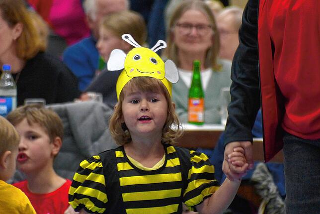 Zu den Höhepunkten bei den ganz kleinen Turnerinnen und Turnern gehörten sicherlich die zum Teil aufwendigen Bienenkostüme der Turnflöhe.