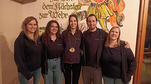 Veränderungen im Vorstand gibt es bei der Guggemusik Tezzilnheimer Schtudehägler: Neu in ihren Ämtern sind (von links) Anna Albicker ...