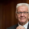 Klaro – der Südwest-Landesvater Winfried Kretschmann (Grüne)fährt Daimler. Und dazu noch einen ziemlich dicken. Mercedes-Benz S 500e, ...