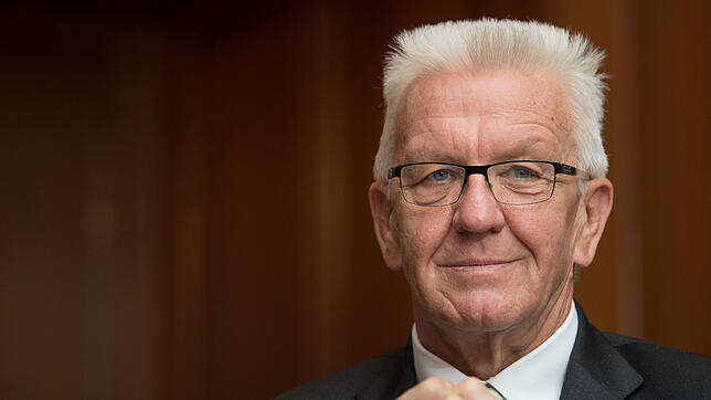 Klaro – der Südwest-Landesvater Winfried Kretschmann (Grüne)fährt Daimler. Und dazu noch einen ziemlich dicken. Mercedes-Benz S 500e, ...
