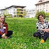 Elisabeth Gnan (links, katholisch) und Louisa Mallig (evangelisch) als Klinikseelsorgerinnen am Konstanzer Klinikum geben Patienten, ...