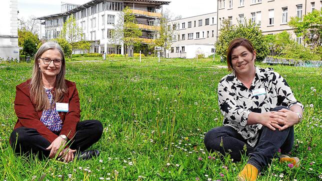 Elisabeth Gnan (links, katholisch) und Louisa Mallig (evangelisch) als Klinikseelsorgerinnen am Konstanzer Klinikum geben Patienten, ...