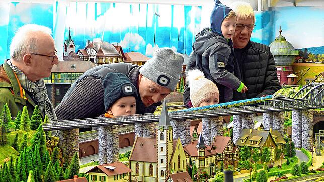 Klein und Groß interessierten sich für die Miniaturbahnen. Bild: Peter Fehrenbach